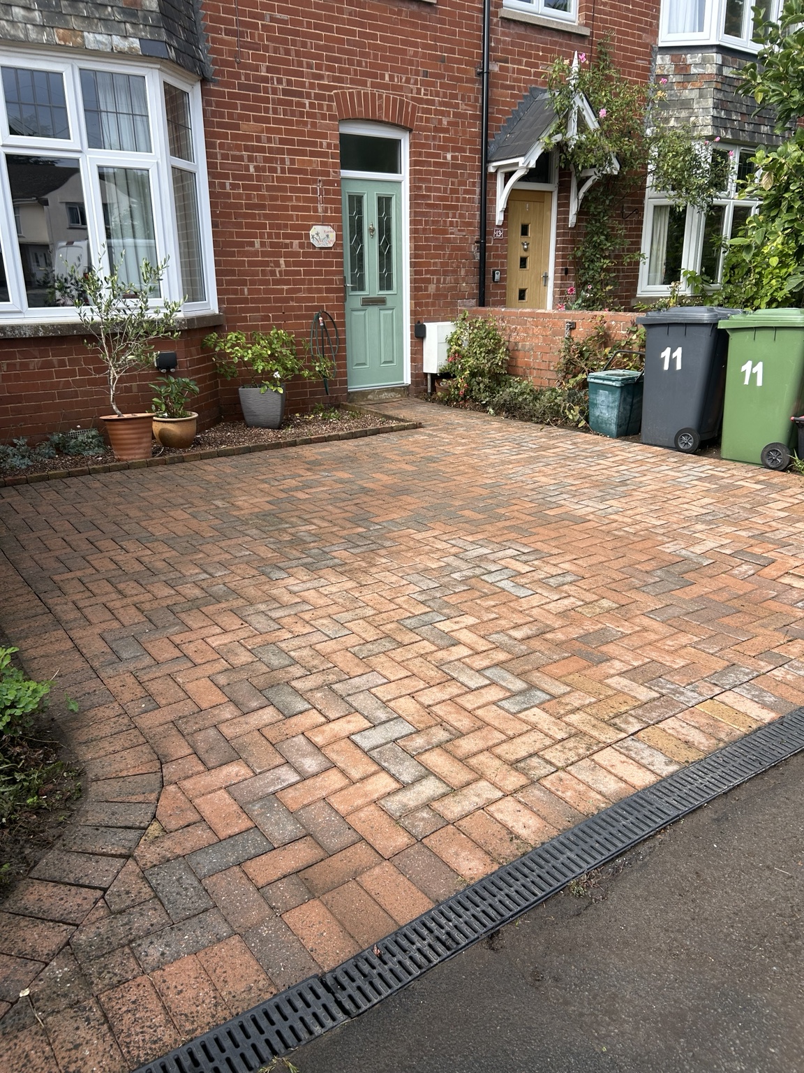 The same block paving driveway after cleaning
